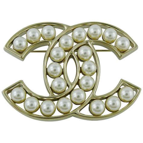 broche chanel perle|Chanel brooches.